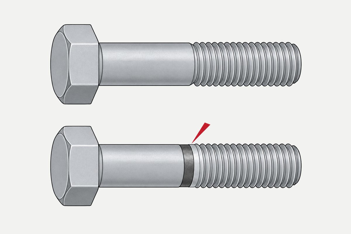 Dos tornillos de acero de cabeza hexagonal en paralelo; un puntero rojo señala una franja sin recubrir en el tornillo inferior.