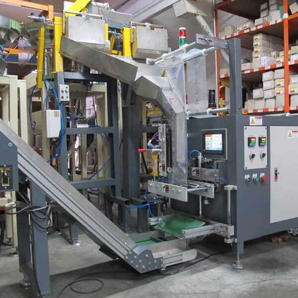 Automatische Zähl- und Verpackungsmaschine mit Förderband, Touchscreen und Schaltschrank