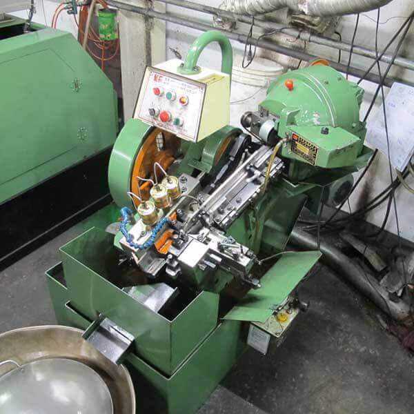 Flachbacken-Gewinderollmaschine mit beweglichem Backenschlitten und Öldüsen
