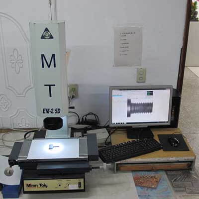 Optisches Messsystem EM-2.5D mit einem Schraubenprofil auf dem Bildschirm