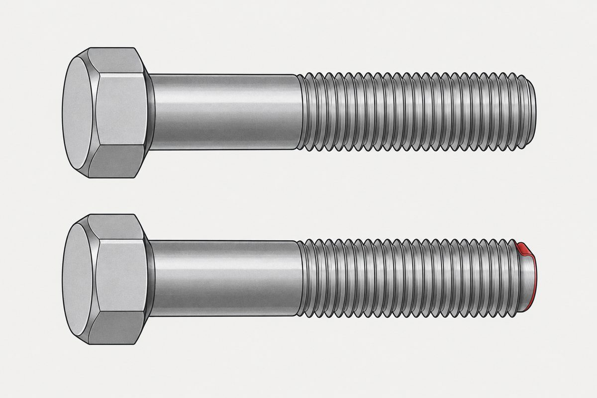 Dos tornillos de cabeza hexagonal de acero colocados en paralelo; el extremo del tornillo inferior deja ver una fina capa roja.